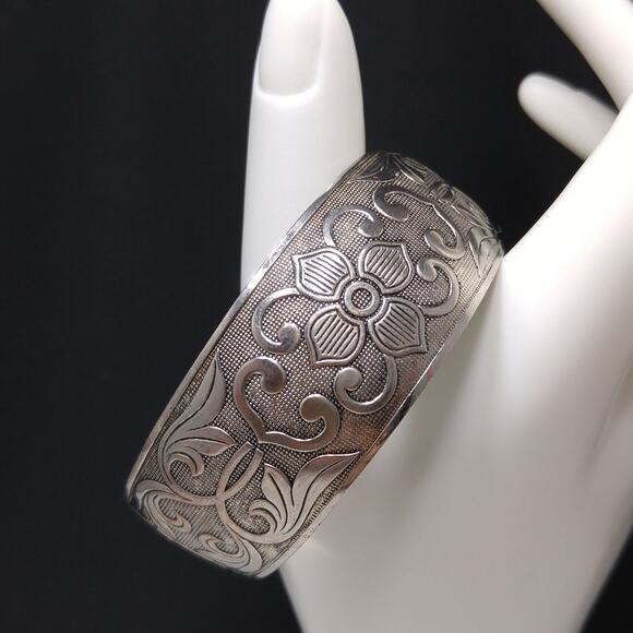 Vintage Silver Tone Cuff Bracelet, Textured Mesh Background, Raised Design - Picture 8 of 10